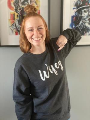 WIFEY CREWNECK